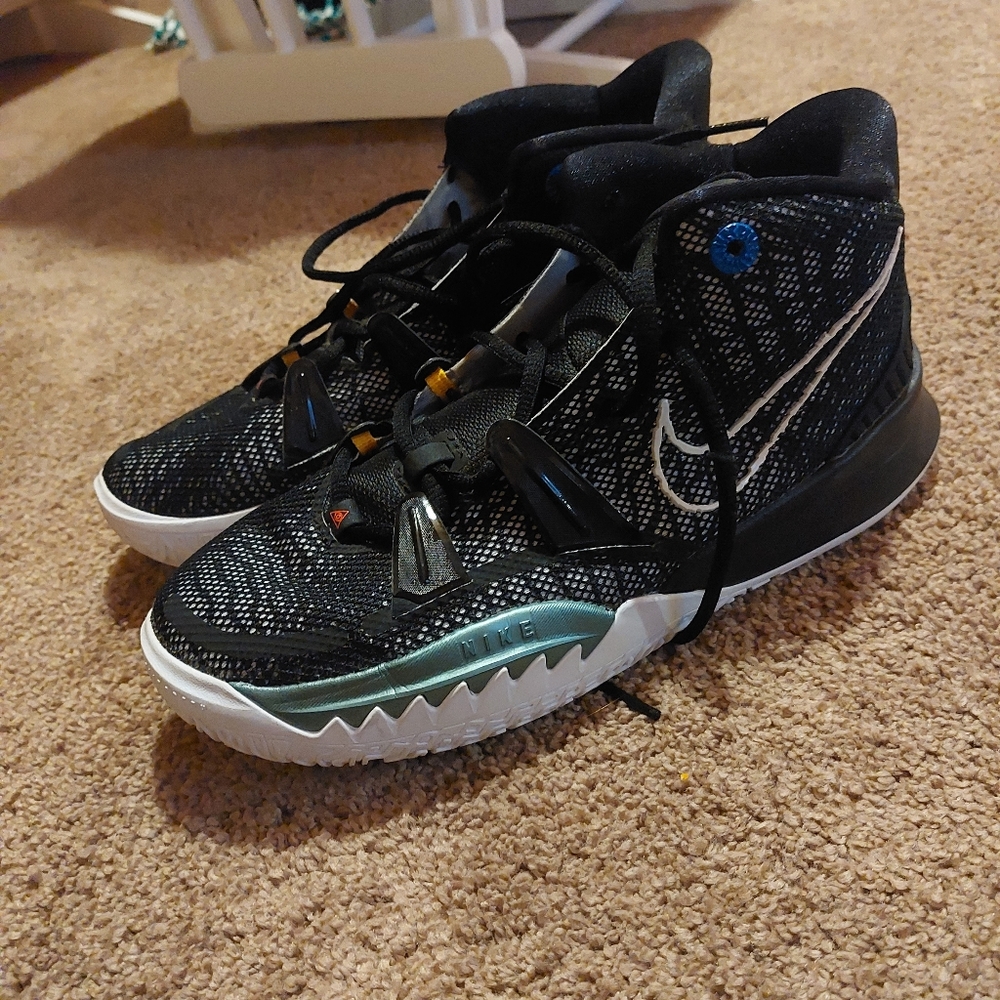 Nike kyrie basketball shoes